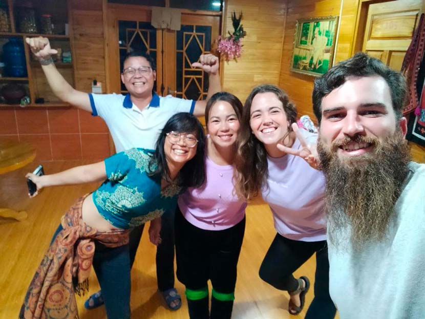 Inma y Jesús en un homestay barato, una de las maneras ahorrar en tu presupuesto de viaje a Vietnam