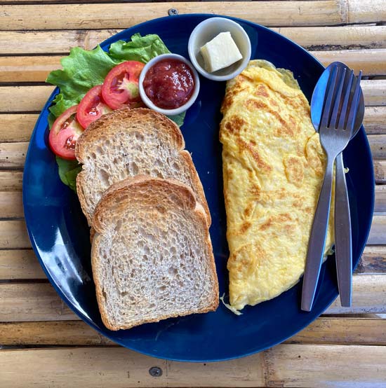 Tostadas con omelette en Salween River Restaurant