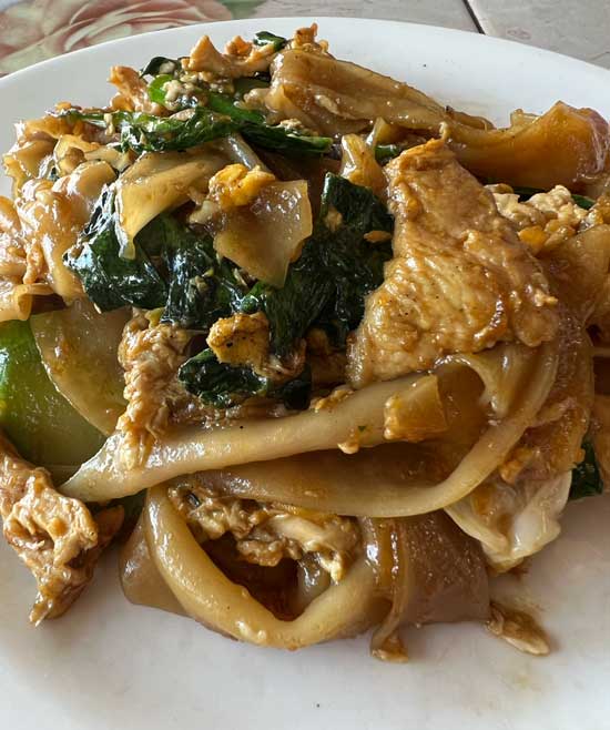 El kew teo de Khun Si con pollo y verduras, un planto exquisito de la cocina tailandesa