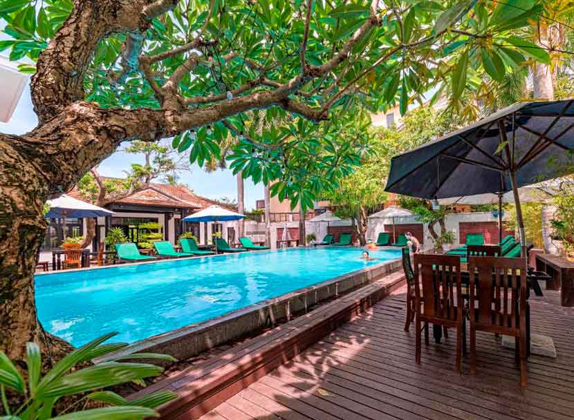 Piscina de Nostalgia Hotel, ideal para alojarte y descubrir todo lo que ver en Hoi An