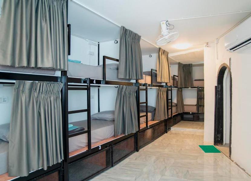 Cama en habitación compartida en Misfits Hostel, una opción donde dormir barato en Pai