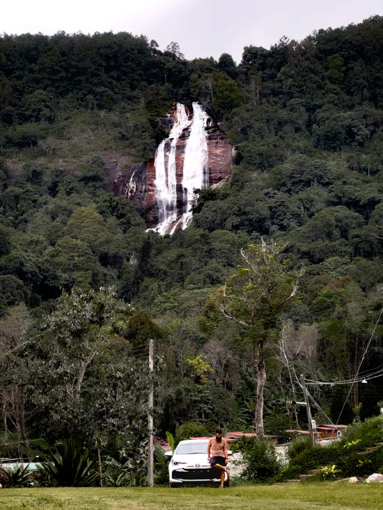 Jesús apoyado en el coche con el que hicieron el Mae Hong Son Loop, a sus espaldas una espectacular cascada