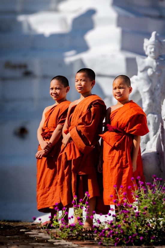 Monjes en Wat Phra That Doi Kongmu, una imagen que nos impresionó durante nuestros días en Mae Hong Son