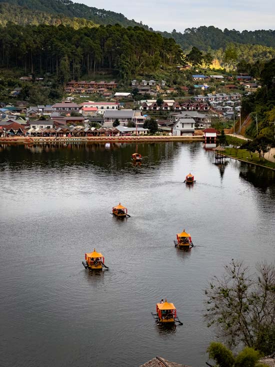 Barcas paseando por el lago de Ban Rak Tai al atardecer