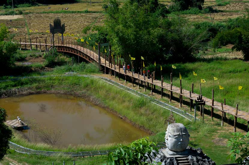 Vista del puente de bambú desde la colina, una de las mejores coas que ver en Mae Hong Son