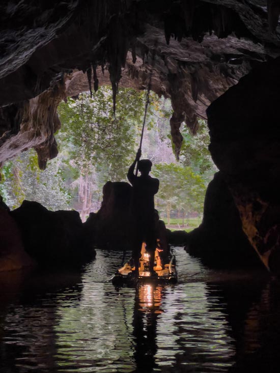 Barca de bambú entrando a Tham Lot, una imagen espectacular que ver en los alrededores de Mae Hong Son