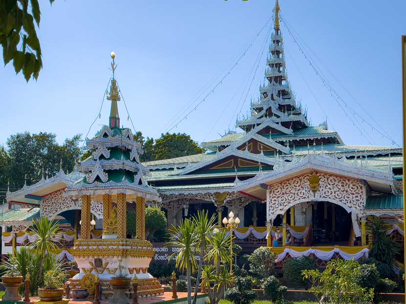 Arquitectura birmana en Wat Chong Klang, uno de los templos que ver en Mae Hong Son
