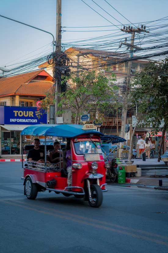 Un tuktuk trasladando a turistas por las calles del Old Town de Chiang Mai