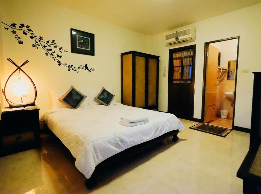 Las habitaciones dobles de Tri Gong Hotel, muy básicas pero ideales para alojarse barato en Chiang Mai