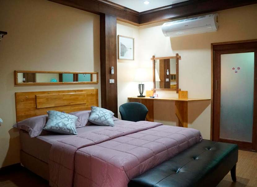 Habitaciones dobles de Little Guest House, con aire acondicionado, escritorio y baño privado