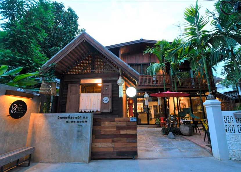 La fachada de estilo tradicional de The Eight Ratvithi House, una buena opción donde dormir barato en Chiang Mai