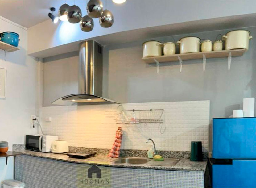 Cocina de uso común de Hooman Hostel, una excelente opción donde alojarse barato en Chiang Mai