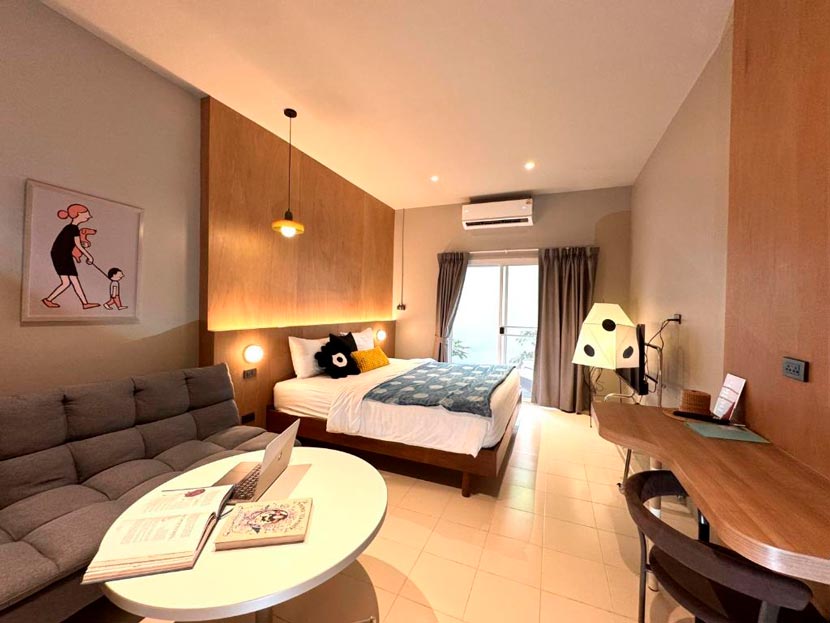Apartamento con sofá y escritorio de Lazyday in Nimman, una buena opción donde alojarse en Chiang Mai en familia