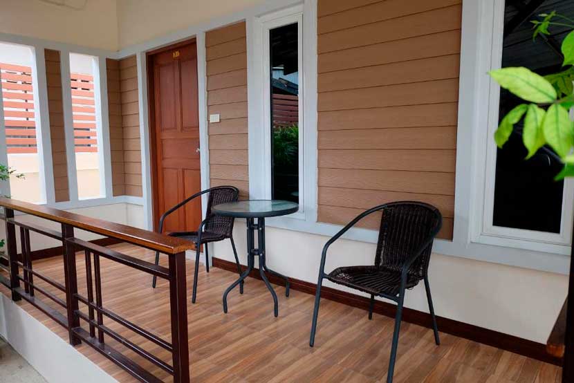 Terraza con mesa de café en la habitación de Baan Por Pla Resort, una opción para dormir barato en Prachuap