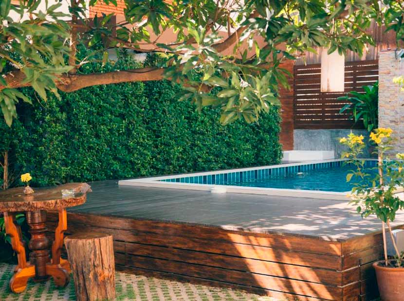 Piscina de estilo tai de I Lanna House, una buena opción donde dormir en Chiang Mai