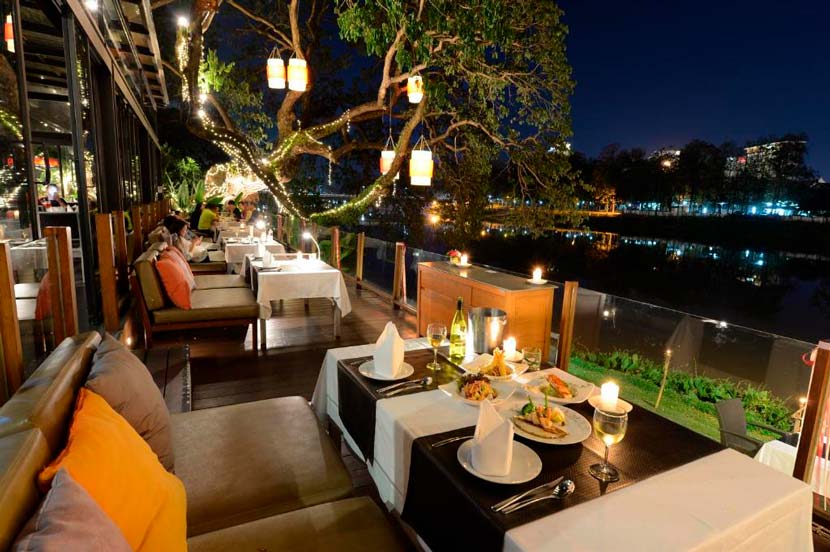 Terraza del restaurante de Rarin Jinda, un lugar ideal para cenar con vistas al río Ping