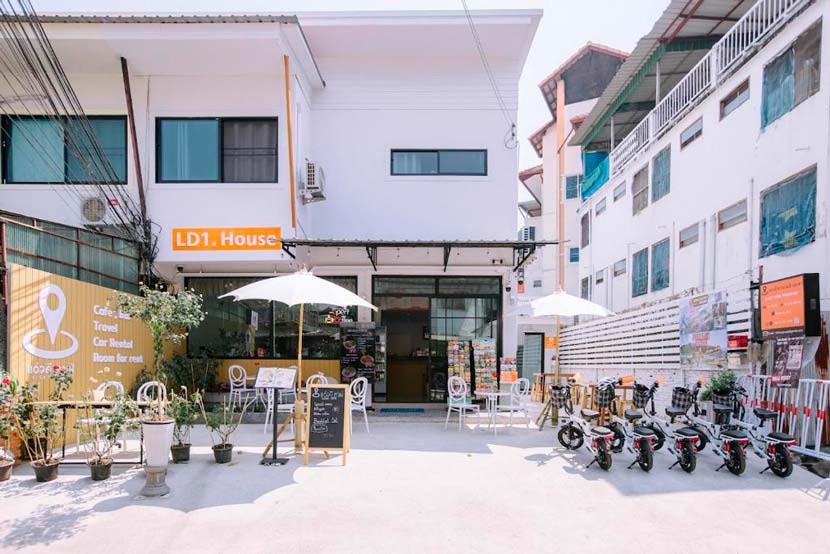Fachada de LD1 House, con una pequeña terraza y bicis de alquiler