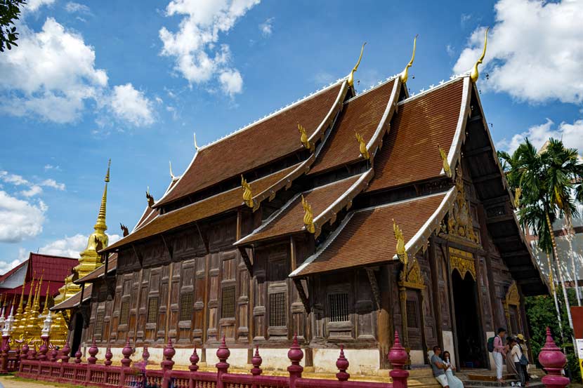 Wat Phan Tao, construido en madera de teca oscura