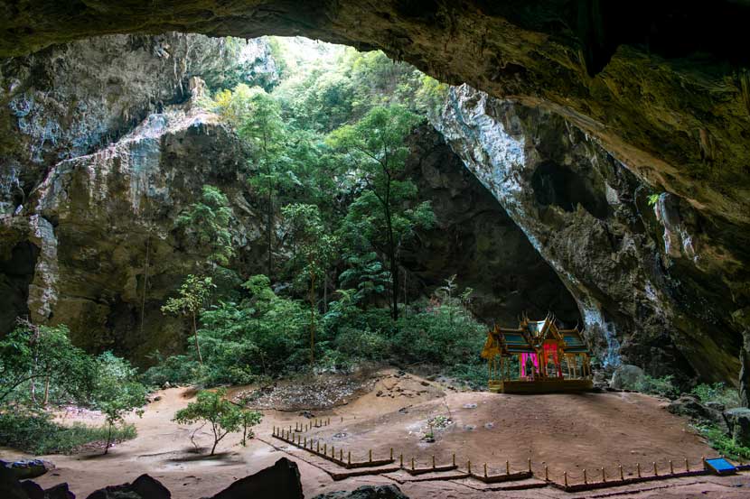 Vista del templo en mitad de Phraya Nakhon Cave, una imagen espectacular que ver en Prachuap Khiri Khan