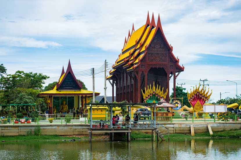 Vista de Wat Ao Noi, con su peculiar forma y entero construido en madera de teca