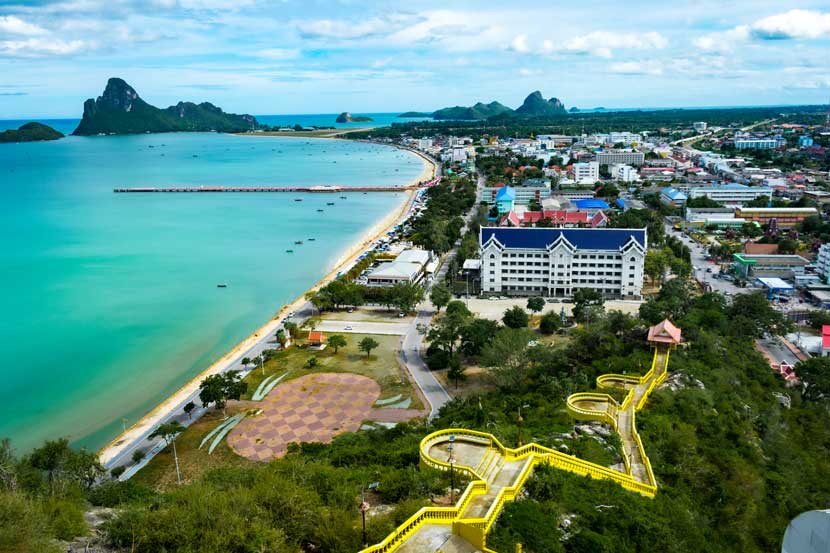 Las vistas de la bahía de Prachuap desde Khao Chong Krajok, una de las mejores cosas que ver en Prachuap Khiri Khan