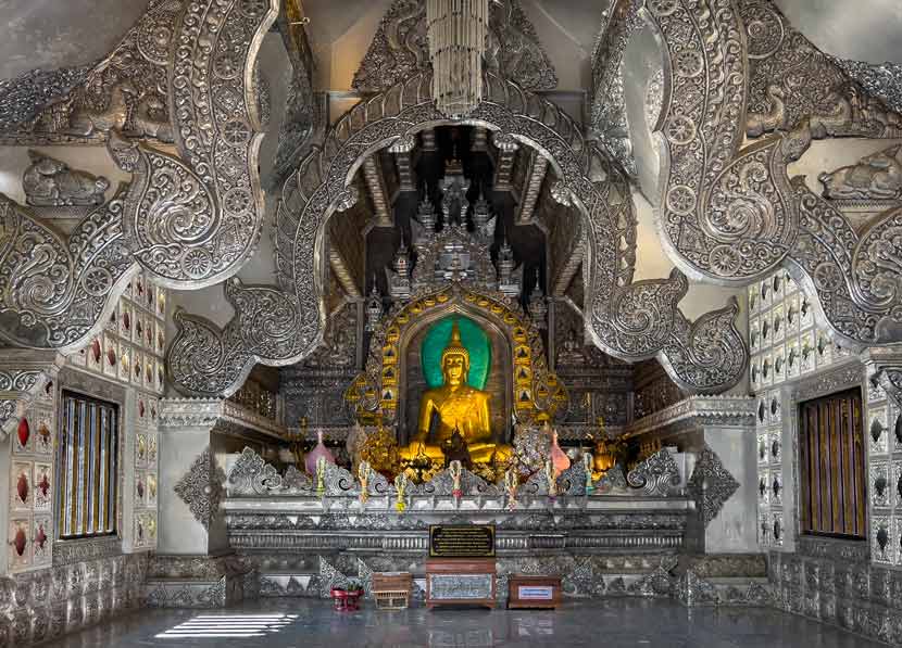 Sala interior de Wat Sri Suphan carga de ornamentación y detallas grabados en plata.