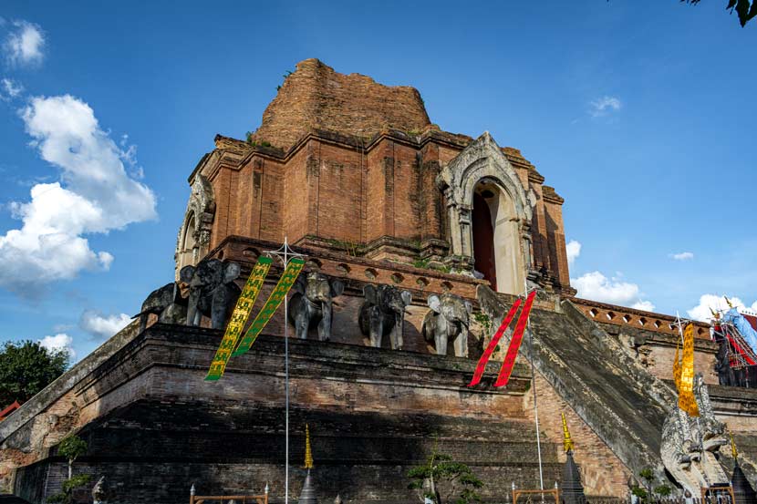 Chedi Luang rodeado de elefantes, una de las imágneges más icónicas que ver en Chiang Mai