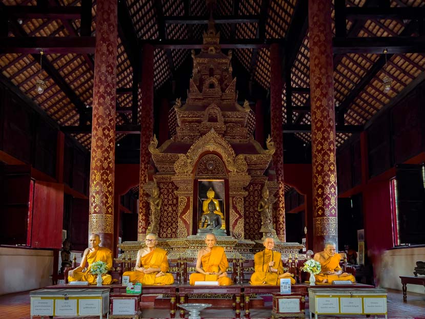 Los monjes de cera en el interior de Wat Phra Singh
