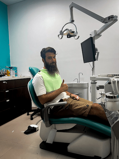 Jesús visitando una clínica dental en Denpasar (Bali)