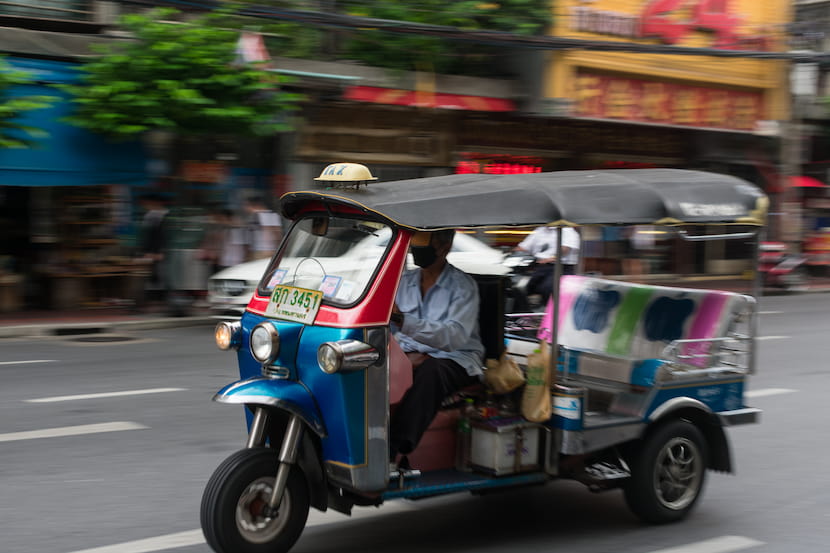 Tuktuk a toda velocidad por las calles de Chinatown, en Bangkok