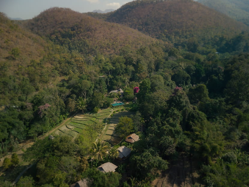 Fern Resort a vista de dron, una opción ideal donde alojarse en Mae Hong Son
