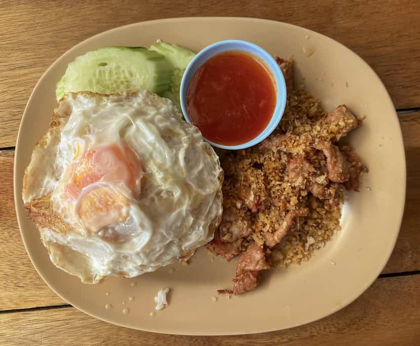 plato de cerdo con ajo en Thaidurm, un lugar perfecto para comer barato en Koh Lipe
