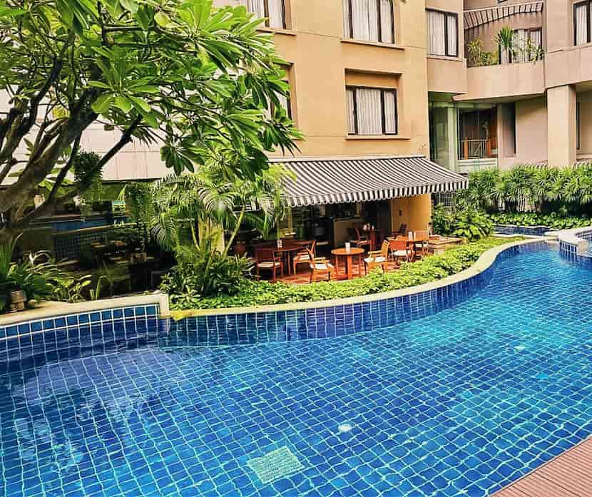 La piscina de Serene Silom es ideal para relajarte y una excelente opción donde alojarse en Bangkok