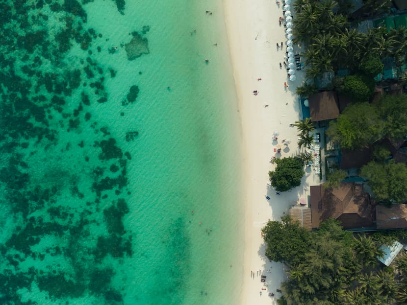 Una vista cenital de Pattaya Beach, una de las mejores playas de Koh Lipe