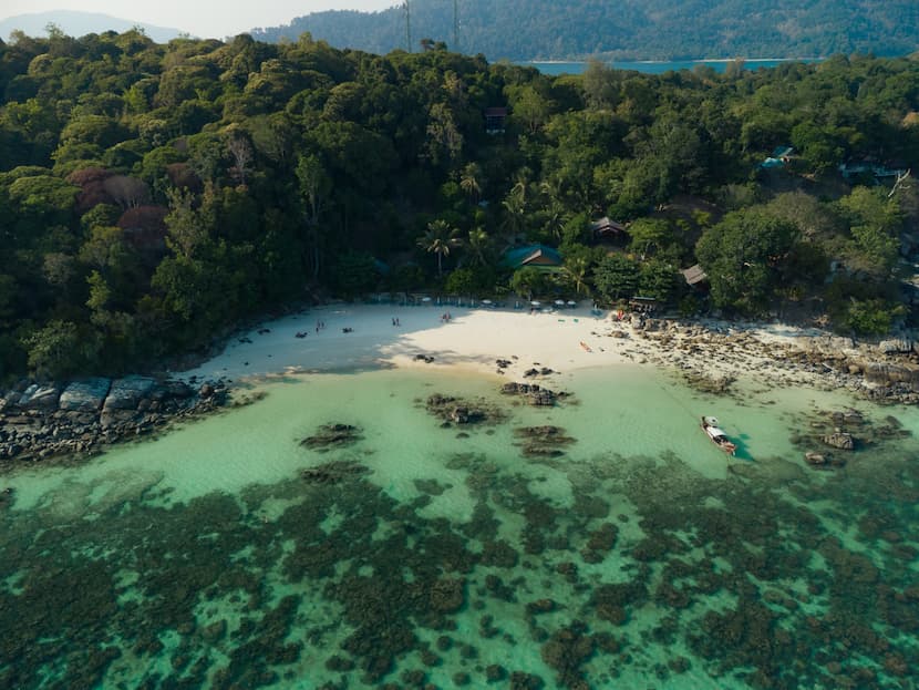 Sanom Beach con su paisaje súper selvático a vista de dron, un planazo para relajarse en Koh Lipe