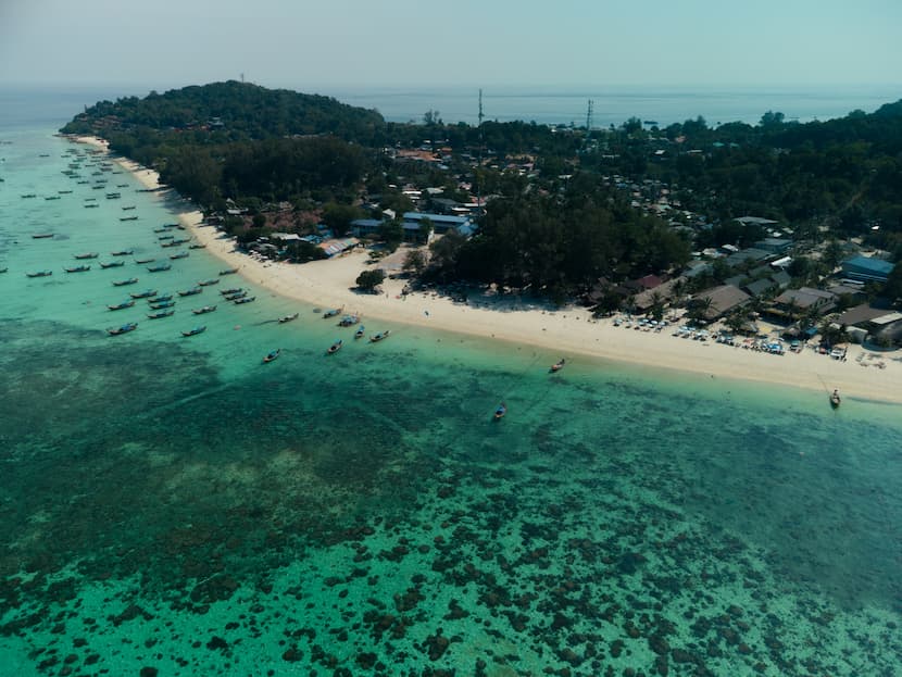 El gua turquesa y la arena blanca de Sunrise Beach, relajarse aquí es el mejor plan que hacer en Koh Lipe