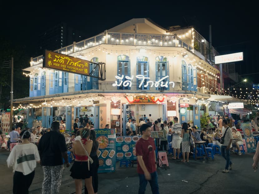 Restaurantes llenos de gente en los alrededores de Banthat Thong