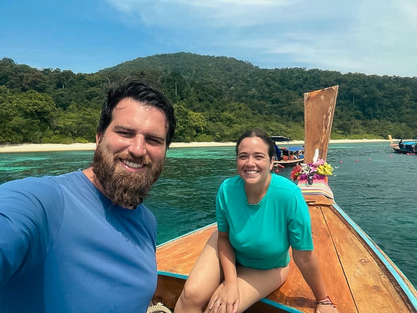 Inma y Jesús a bordo de un longtail durante una excursión de snorkel, una de las mejores cosas que hacer en Koh Lipe