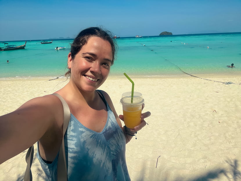 Inma en Sunrise Beach tomando un mango smoothie