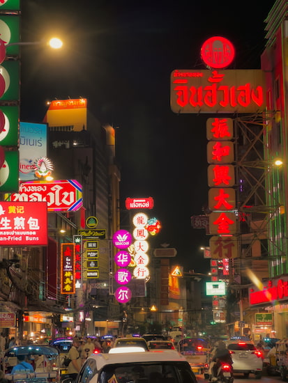 Neones en la calle principal de Chinatown, uno de los barrios más top que ver en Bangkok