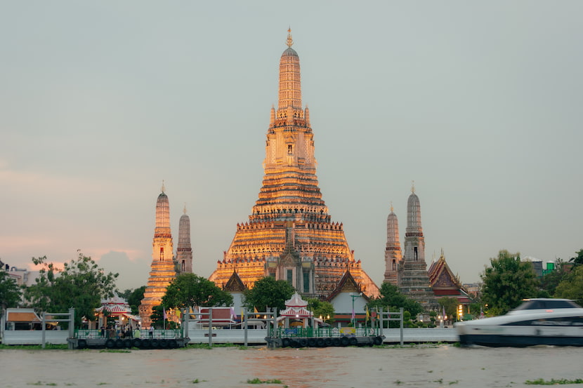 El Wat Arun desde el view point sobre el río Chao Phraya, una de las mejores imágenes que ver en Bangkok
