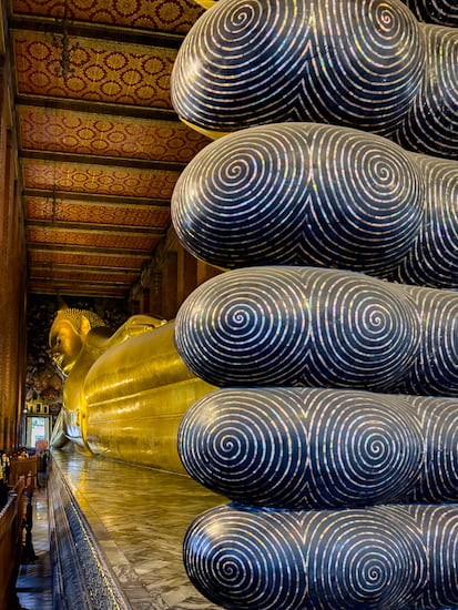 el Buda Reclinado de Wat Pho con la perspectiva desde sus pies, un foto top que hacer en Bangkok