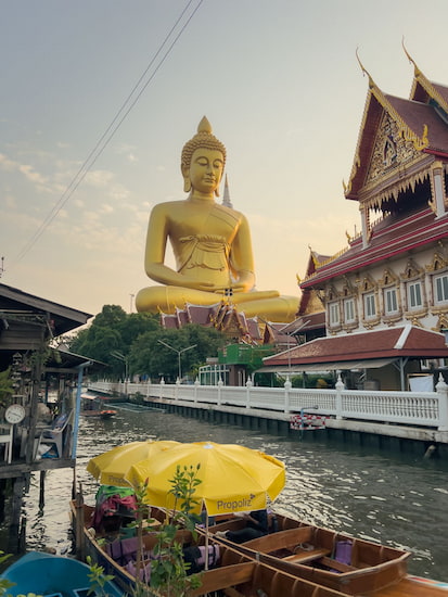 el Buda de Phasi Charoen a su vista desde el canal cercano