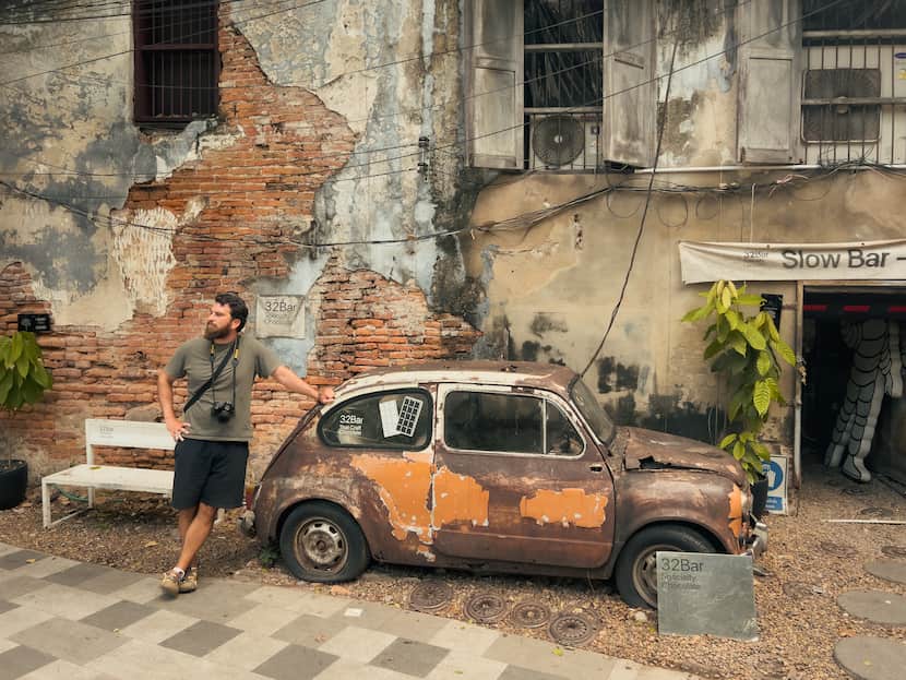 Jesús posando junto al mítico coche escondido en las calles de Talat Noi, un escarabajo de los años 60