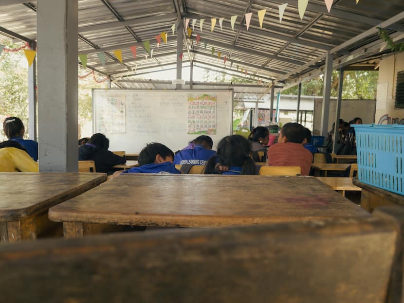 Pupitres en una de las escuelas que Colabora Birmania tiene en Mae Sot