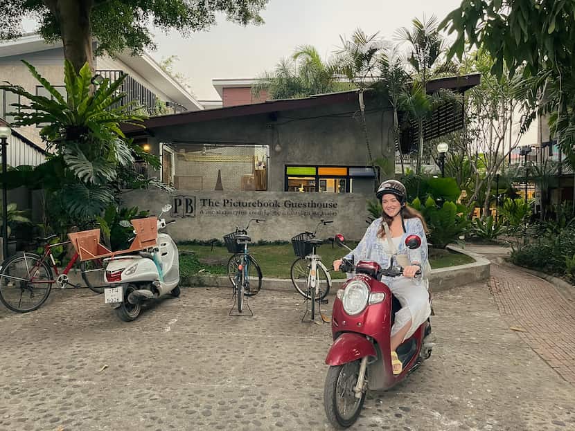 La entrada y entorno de Picturebook Guesthouse, la mejor opción donde alojarse en Mae Sot