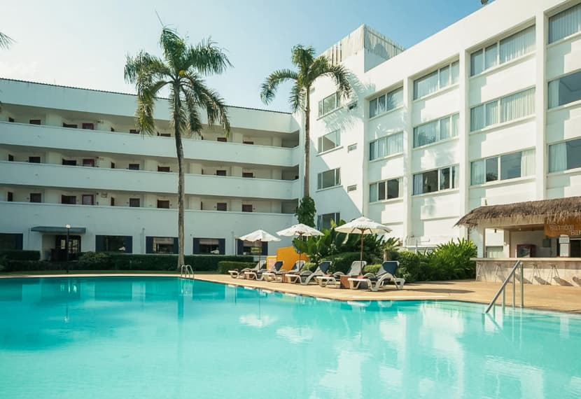 Piscina de Centara Life Hotel, una opción perfecta para alojarse en Mae Sot