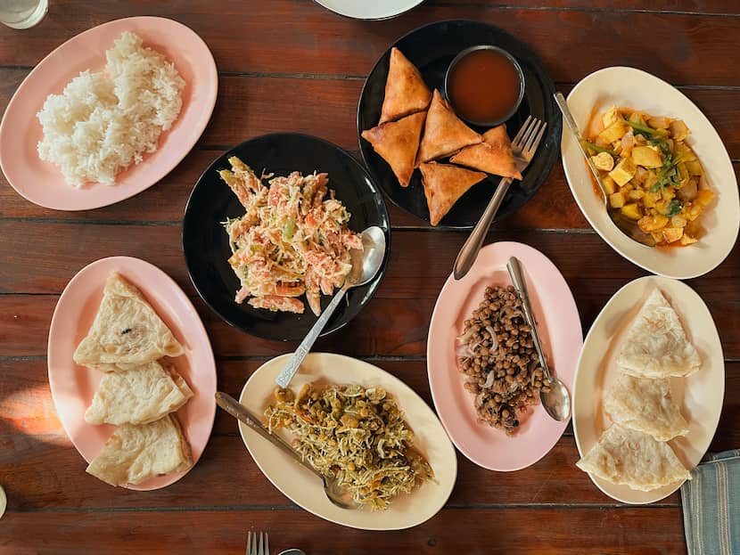 Varios platos de la cocina birmana de Borderline Restaurant, una de las mejores opciones donde comer en Mae Sot