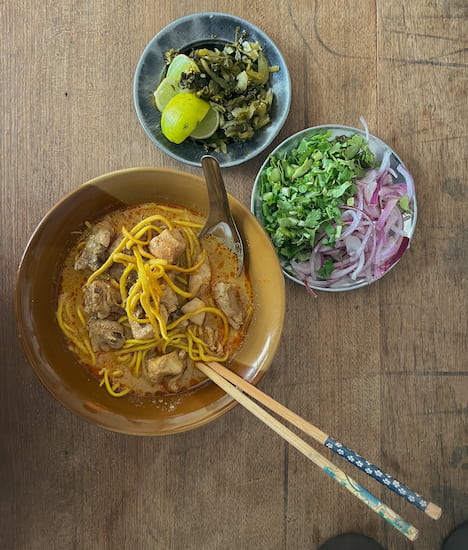 El Khao Soi de Tui Khao Soi, el mejor sitio donde comer barato en Mae Sot