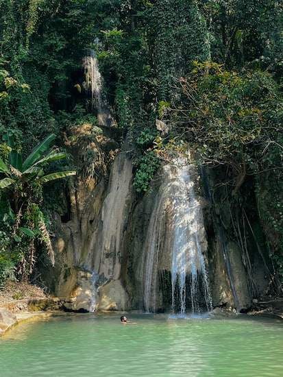 Jesús dándose un baño en Mae Ka Sa waterfall, una de las mejores cosas que ver y hacer en Mae Sot
